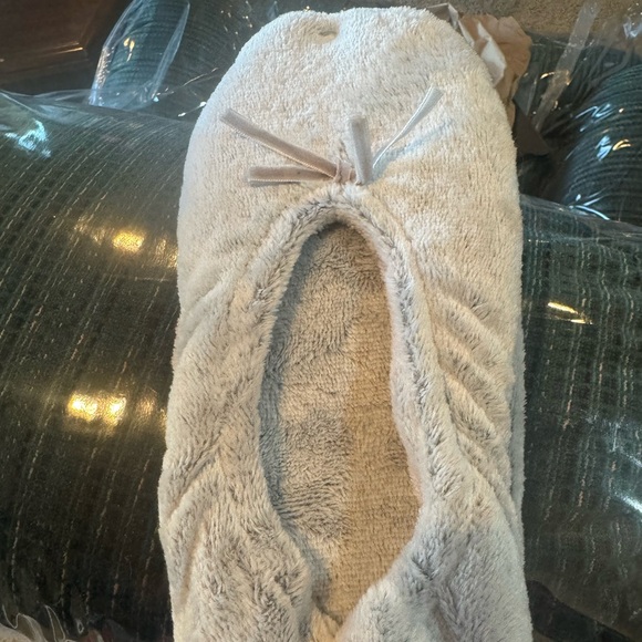- Ladies brand new plush slippers size 10 NWOT - Picture 1 of 2